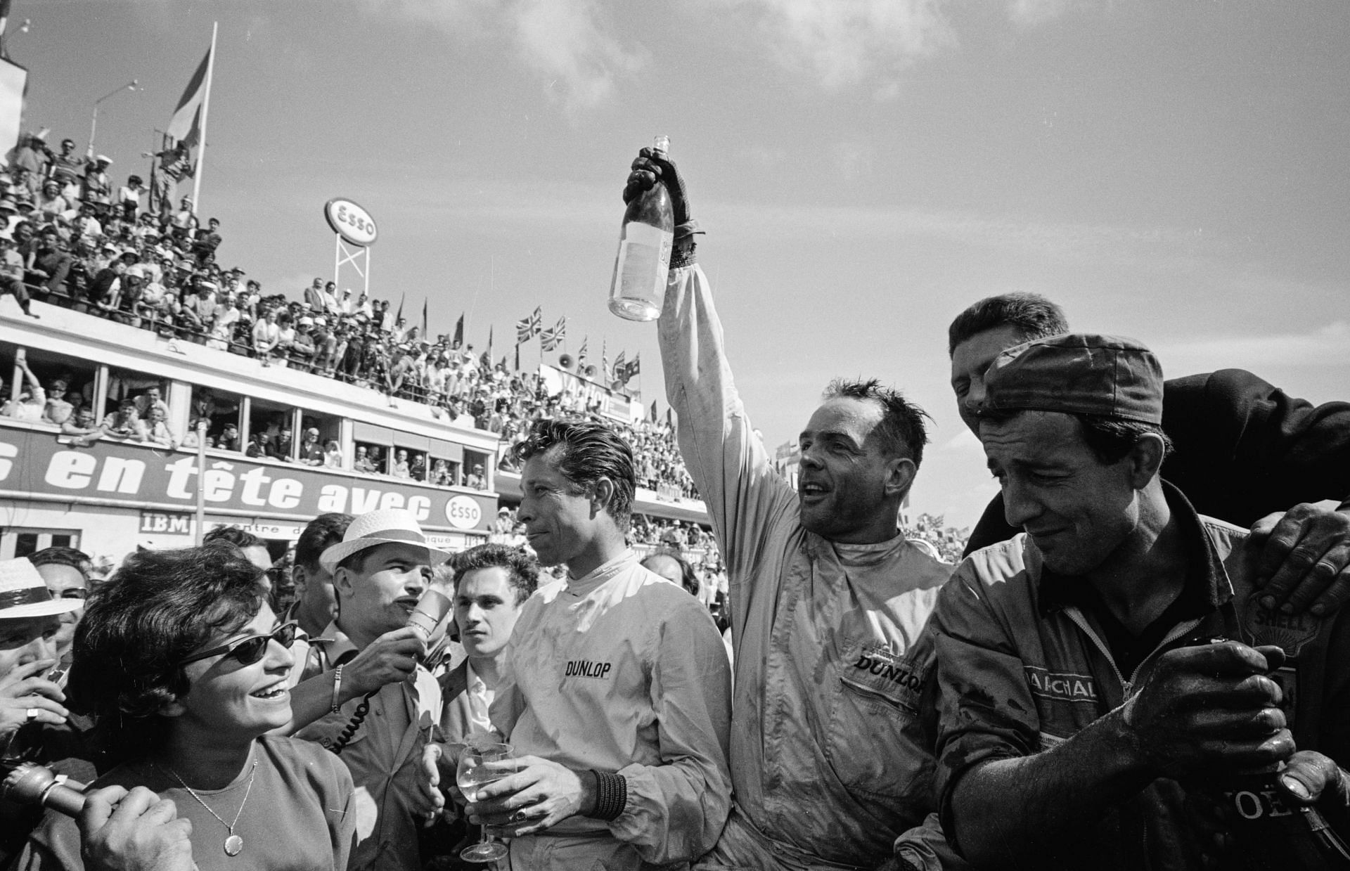 Olivier Gendebien and Phil Hill win the 24-hour Endurance Race of Le Mans in 1962 (Image Source: Getty)
